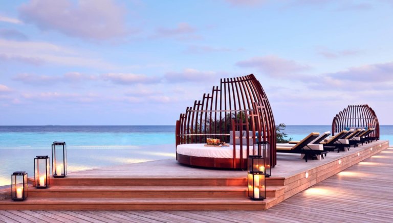 Malediven Amari Havodda Maldives 5 Sterne Sunset Beach Lounge