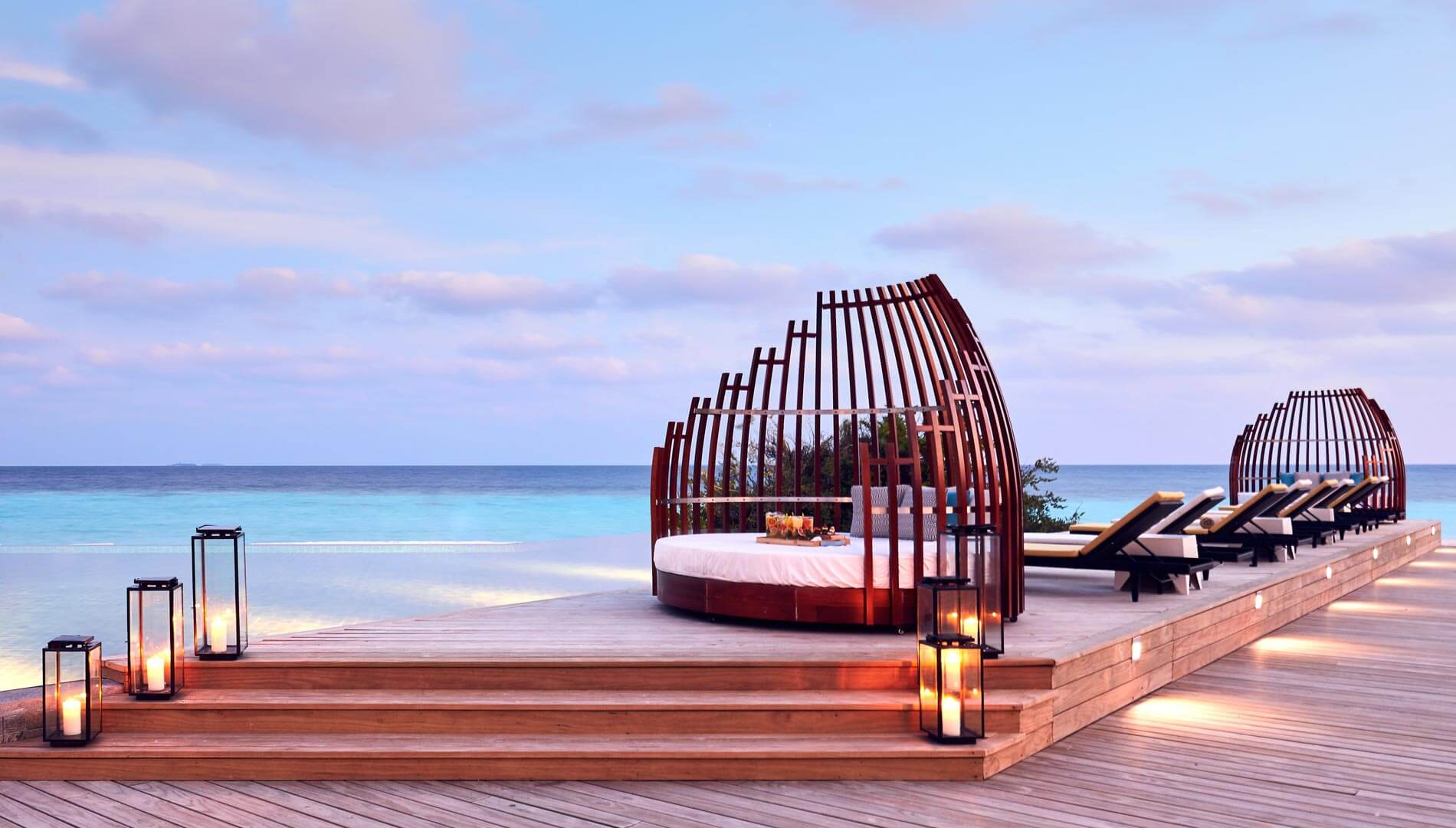 Malediven Amari Havodda Maldives 5 Sterne Sunset Beach Lounge
