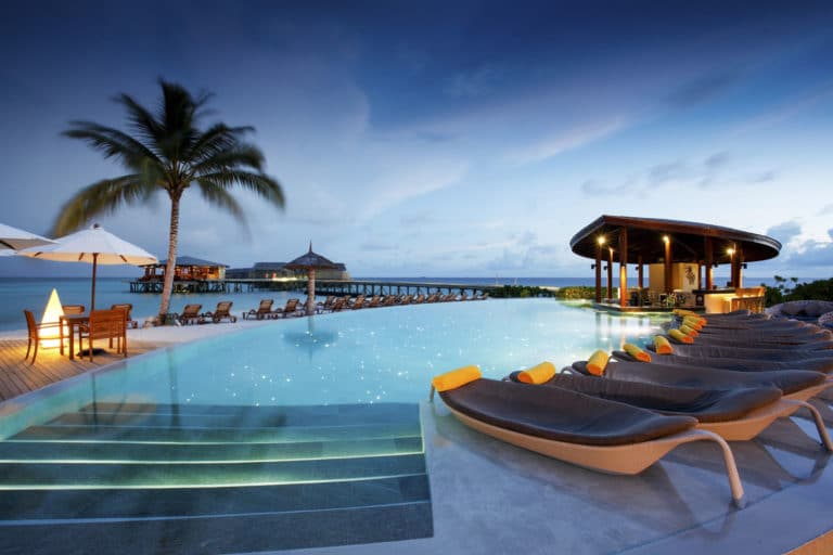 Malediven Centara Ras Fushi Resort Spa Pool Bar