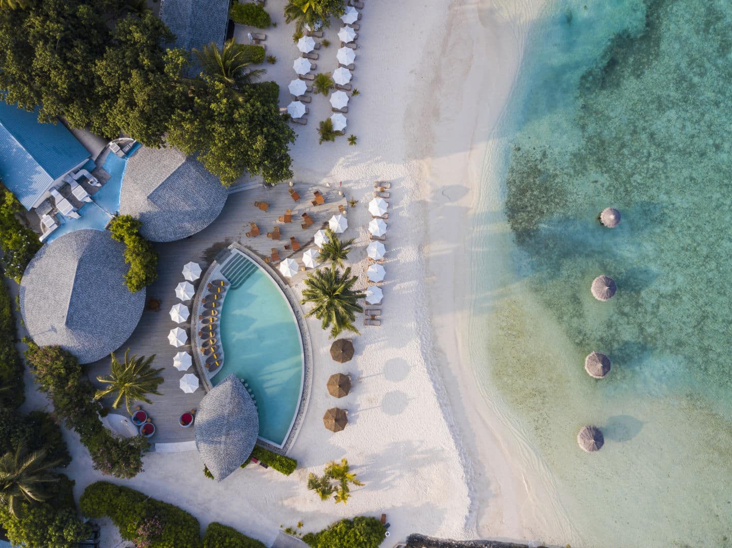 Malediven Centara Ras Fushi Resort Spa Strand Pool