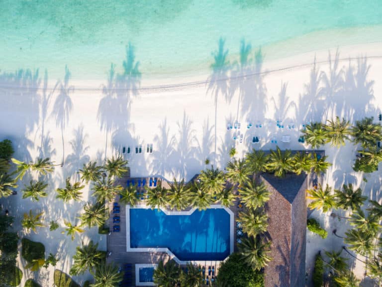 Malediven Meeru Island Resort Spa Strand Pool